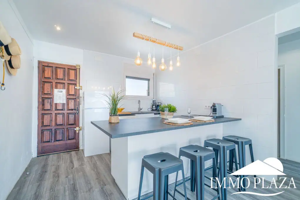 Beautiful renovated apartment near the sea, 2 bedrooms, canal views, south facing: pool, boat moorings and communal parking.