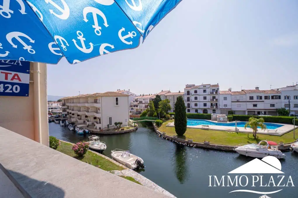 Beautiful renovated apartment near the sea, 2 bedrooms, canal views, south facing: pool, boat moorings and communal parking.