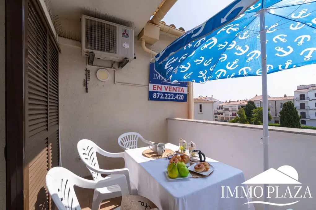 Beautiful renovated apartment near the sea, 2 bedrooms, canal views, south facing: pool, boat moorings and communal parking.