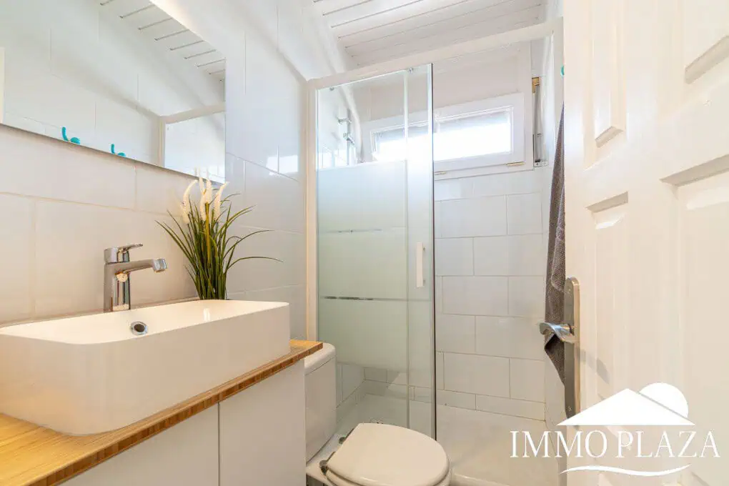 Beautiful renovated apartment near the sea, 2 bedrooms, canal views, south facing: pool, boat moorings and communal parking.