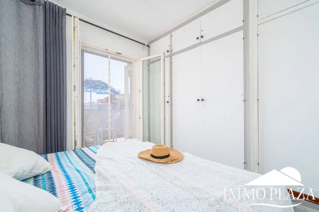 Beautiful renovated apartment near the sea, 2 bedrooms, canal views, south facing: pool, boat moorings and communal parking.