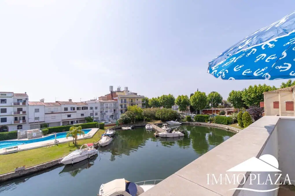 Beautiful renovated apartment near the sea, 2 bedrooms, canal views, south facing: pool, boat moorings and communal parking.