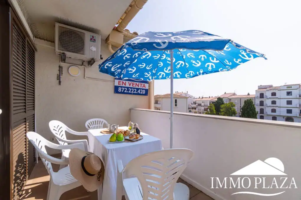 Beautiful renovated apartment near the sea, 2 bedrooms, canal views, south facing: pool, boat moorings and communal parking.