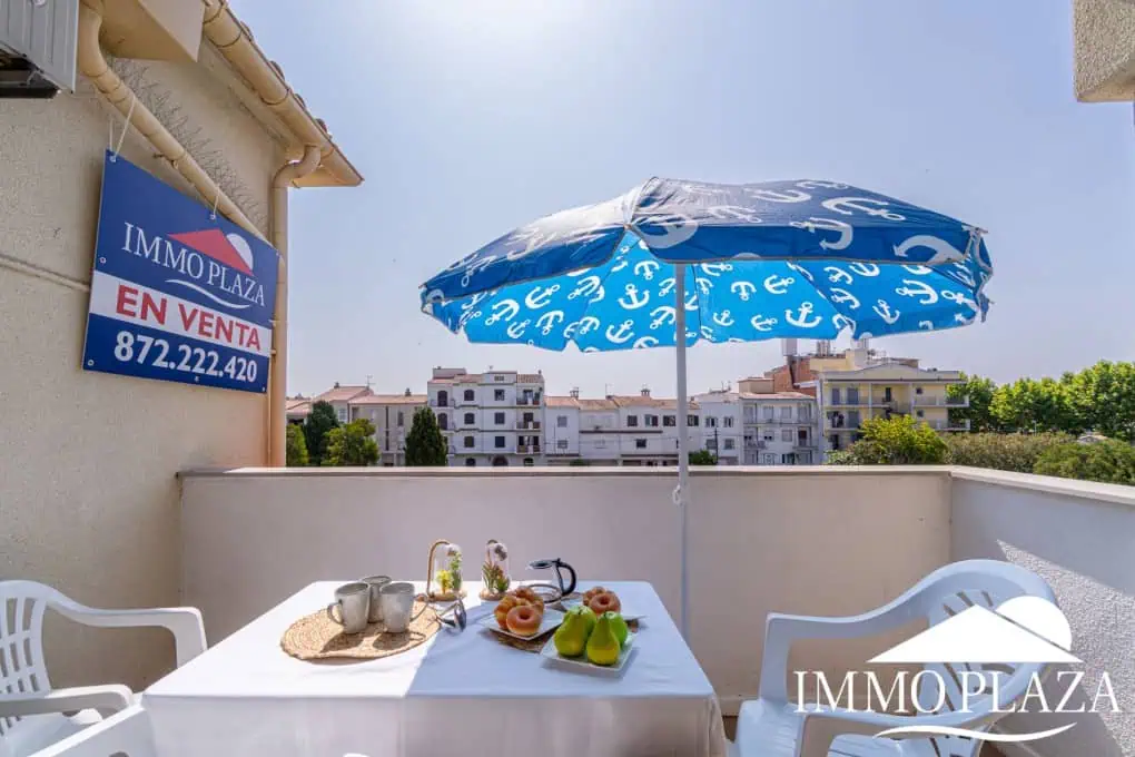 Beautiful renovated apartment near the sea, 2 bedrooms, canal views, south facing: pool, boat moorings and communal parking.