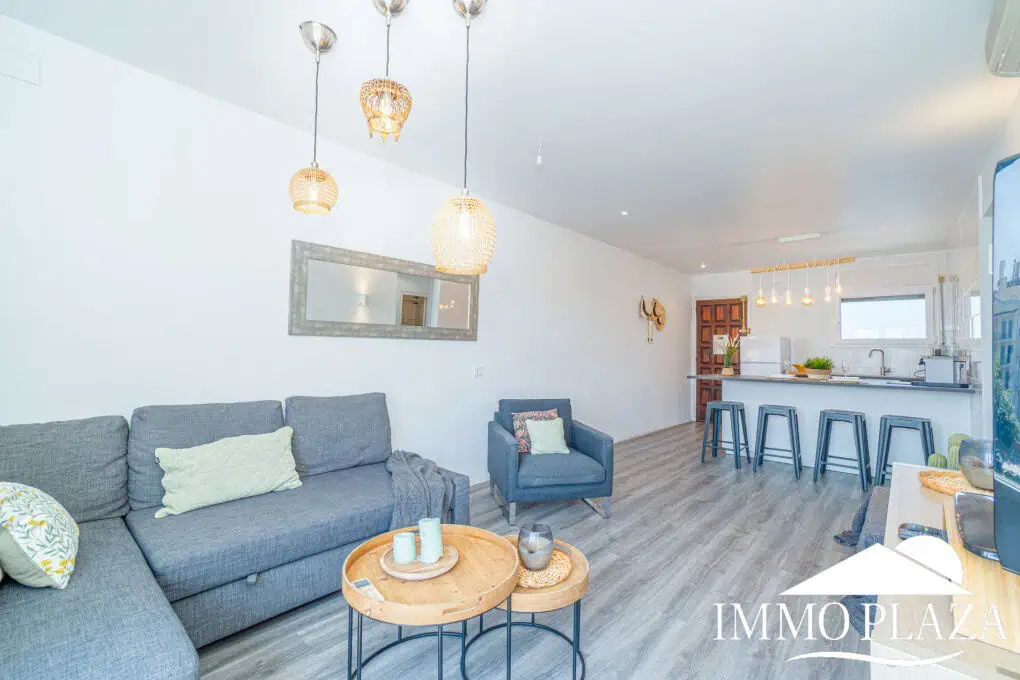 Beautiful renovated apartment near the sea, 2 bedrooms, canal views, south facing: pool, boat moorings and communal parking.