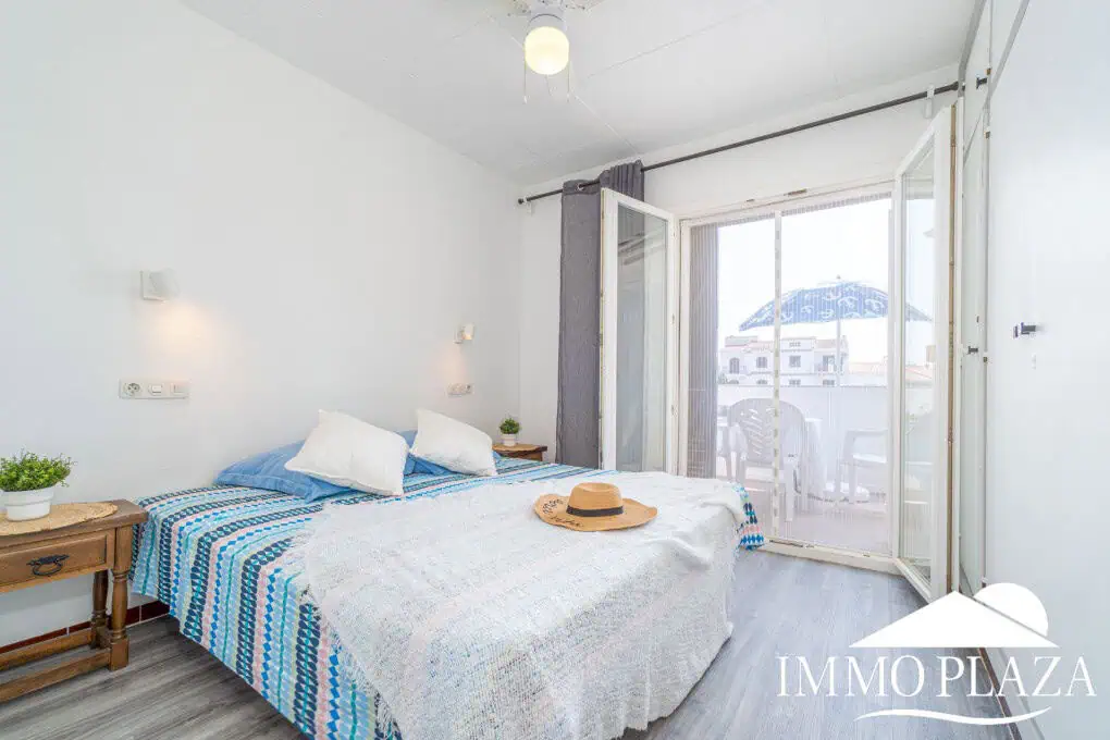 Beautiful renovated apartment near the sea, 2 bedrooms, canal views, south facing: pool, boat moorings and communal parking.