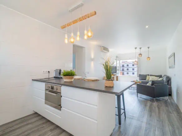 Beautiful renovated apartment near the sea, 2 bedrooms, canal views, south facing: pool, boat moorings and communal parking.