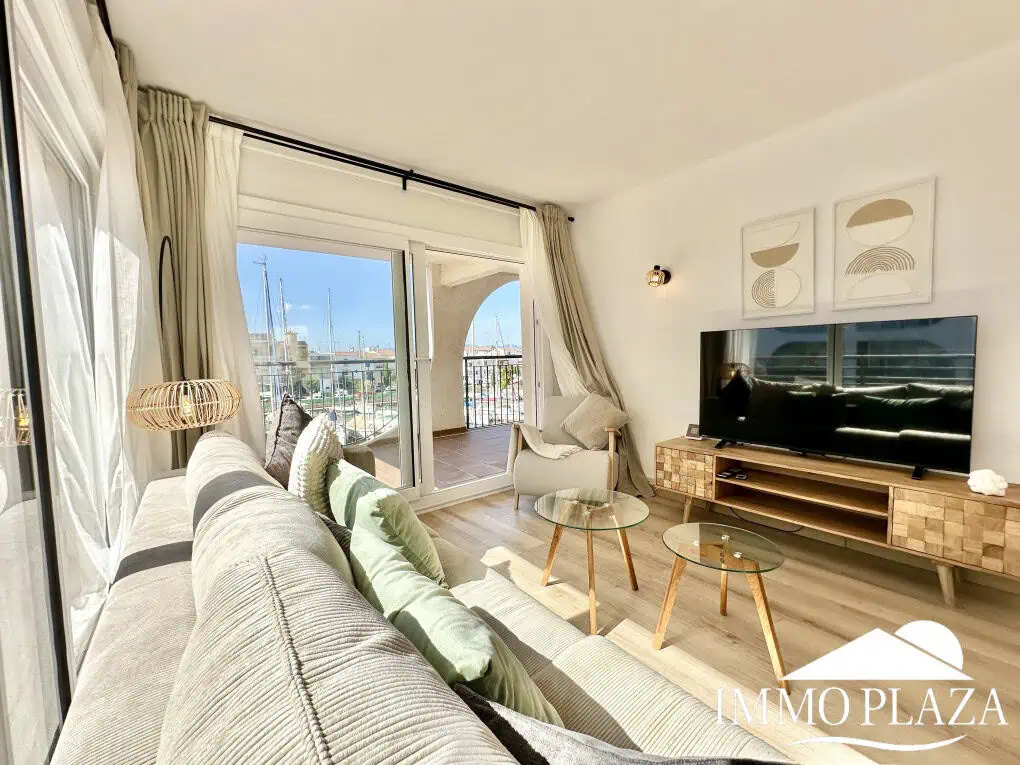 Spacious and bright corner apartment on the first line, sea and port views with 2 bedrooms, 2 shower rooms and 3 large terraces.