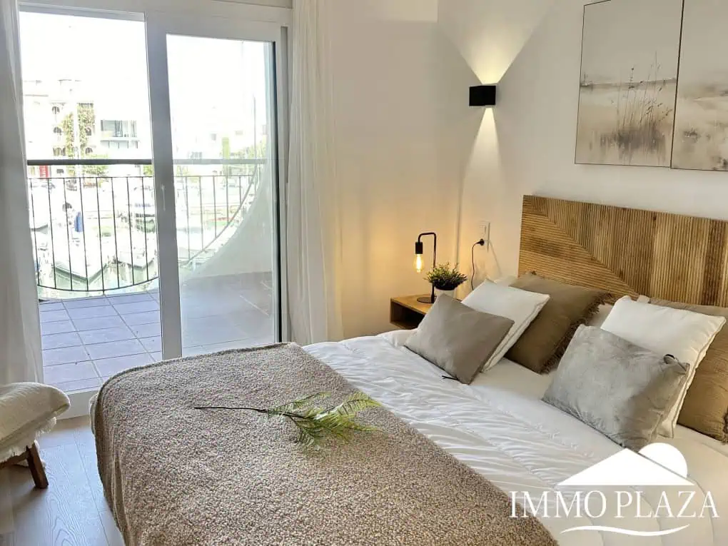 Spacious and bright corner apartment on the first line, sea and port views with 2 bedrooms, 2 shower rooms and 3 large terraces.