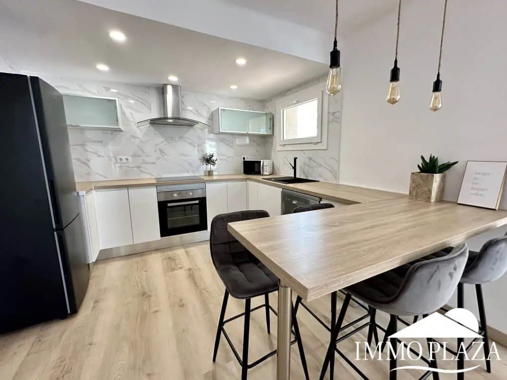 Spacious and bright corner apartment on the first line, sea and port views with 2 bedrooms, 2 shower rooms and 3 large terraces.