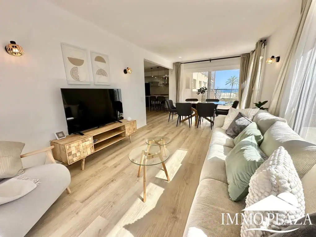 Spacious and bright corner apartment on the first line, sea and port views with 2 bedrooms, 2 shower rooms and 3 large terraces.