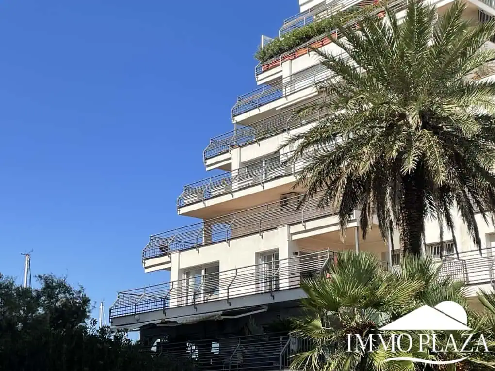 Spacious and bright corner apartment on the first line, sea and port views with 2 bedrooms, 2 shower rooms and 3 large terraces.