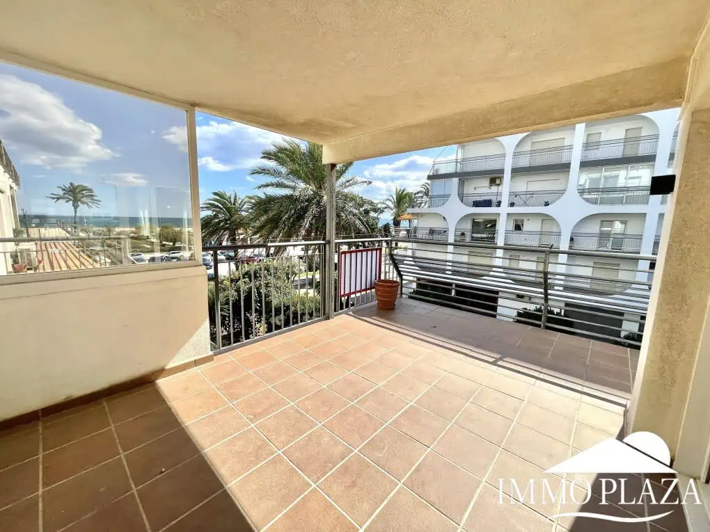 Spacious and bright corner apartment on the first line, sea and port views with 2 bedrooms, 2 shower rooms and 3 large terraces.