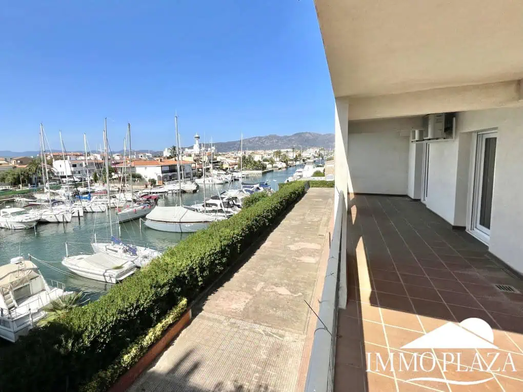 Spacious and bright corner apartment on the first line, sea and port views with 2 bedrooms, 2 shower rooms and 3 large terraces.