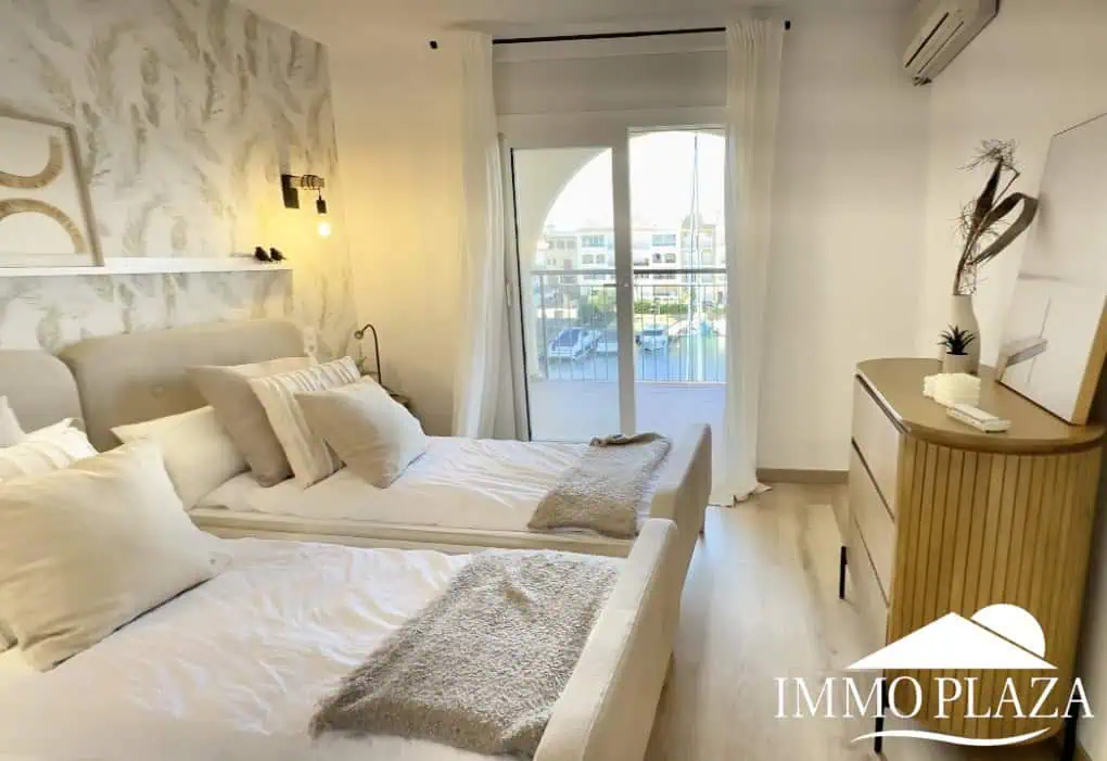 Spacious and bright corner apartment on the first line, sea and port views with 2 bedrooms, 2 shower rooms and 3 large terraces.