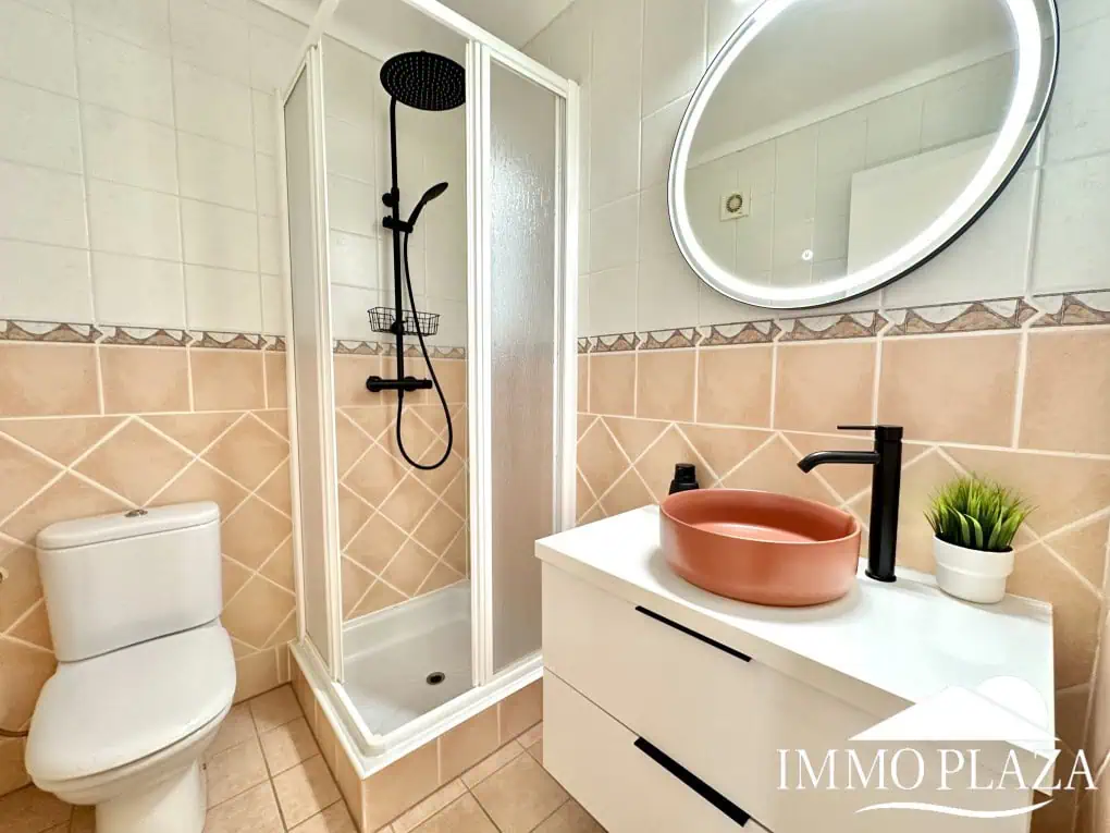 Spacious and bright corner apartment on the first line, sea and port views with 2 bedrooms, 2 shower rooms and 3 large terraces.