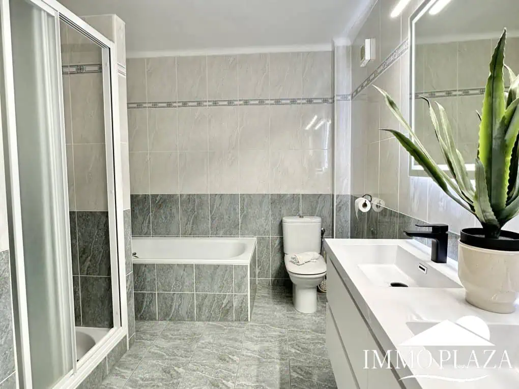 Spacious and bright corner apartment on the first line, sea and port views with 2 bedrooms, 2 shower rooms and 3 large terraces.