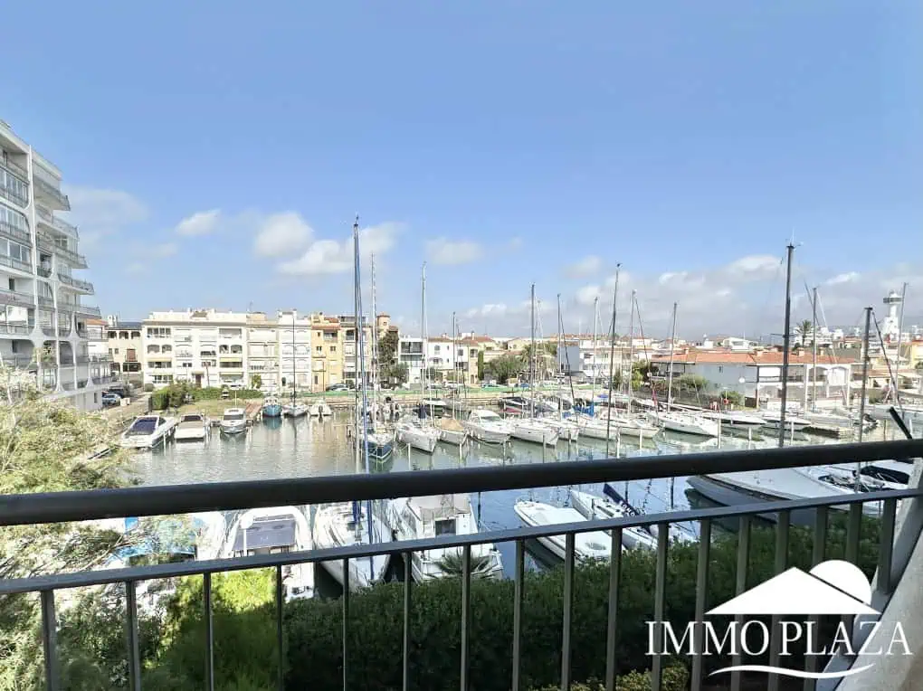 Spacious and bright corner apartment on the first line, sea and port views with 2 bedrooms, 2 shower rooms and 3 large terraces.