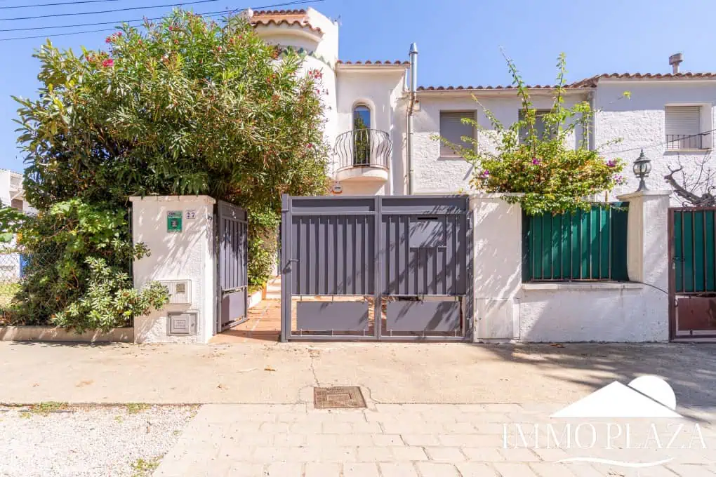 Beautiful, typical Empuriabrava house with a tower and a 5x12m mooring! 3 bedrooms, 2 bathrooms, a guest toilet, several terraces, and a large cellar!