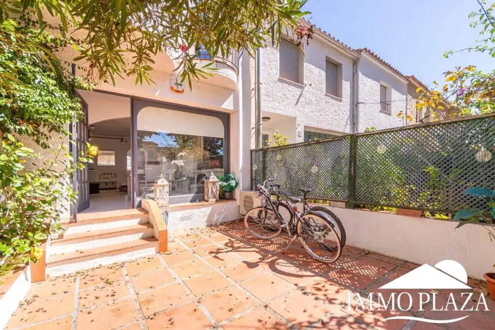 Beautiful, typical Empuriabrava house with a tower and a 5x12m mooring! 3 bedrooms, 2 bathrooms, a guest toilet, several terraces, and a large cellar!