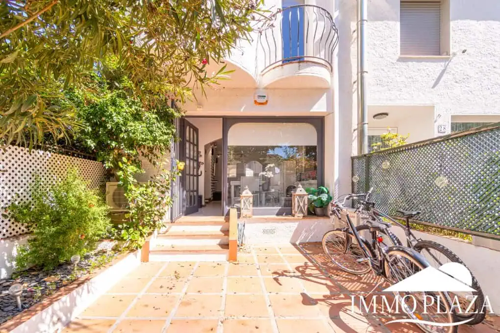 Beautiful, typical Empuriabrava house with a tower and a 5x12m mooring! 3 bedrooms, 2 bathrooms, a guest toilet, several terraces, and a large cellar!