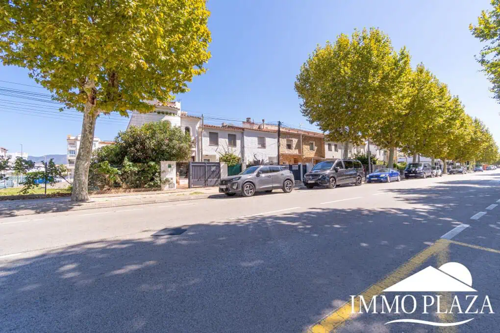 Beautiful, typical Empuriabrava house with a tower and a 5x12m mooring! 3 bedrooms, 2 bathrooms, a guest toilet, several terraces, and a large cellar!