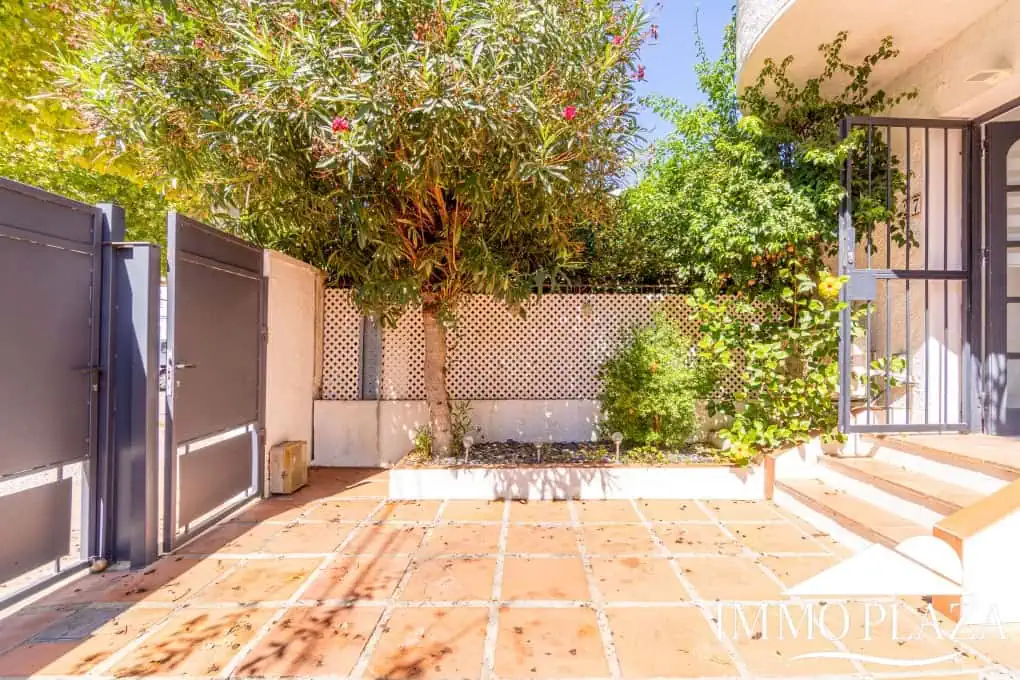 Beautiful, typical Empuriabrava house with a tower and a 5x12m mooring! 3 bedrooms, 2 bathrooms, a guest toilet, several terraces, and a large cellar!