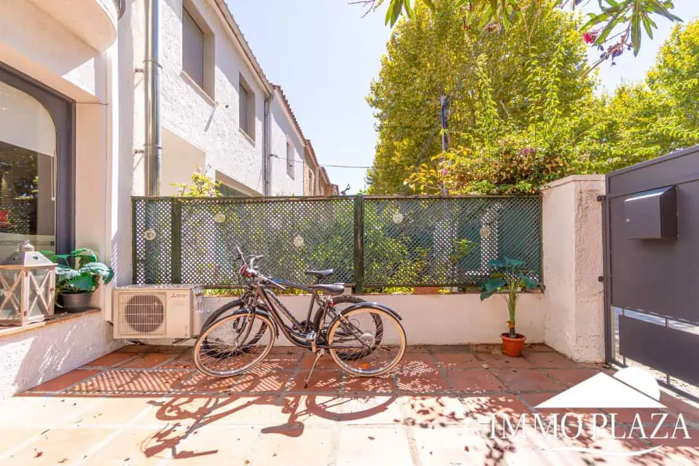 Beautiful, typical Empuriabrava house with a tower and a 5x12m mooring! 3 bedrooms, 2 bathrooms, a guest toilet, several terraces, and a large cellar!