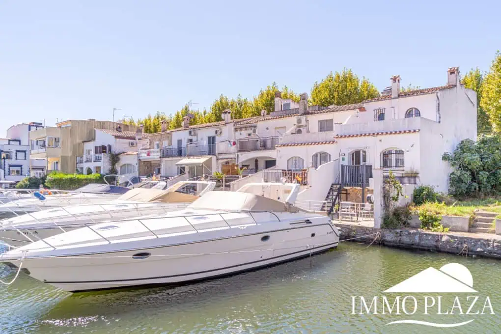 Beautiful, typical Empuriabrava house with a tower and a 5x12m mooring! 3 bedrooms, 2 bathrooms, a guest toilet, several terraces, and a large cellar!