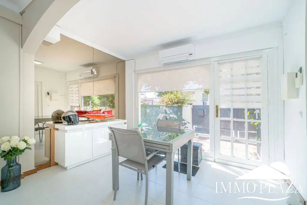 Beautiful, typical Empuriabrava house with a tower and a 5x12m mooring! 3 bedrooms, 2 bathrooms, a guest toilet, several terraces, and a large cellar!