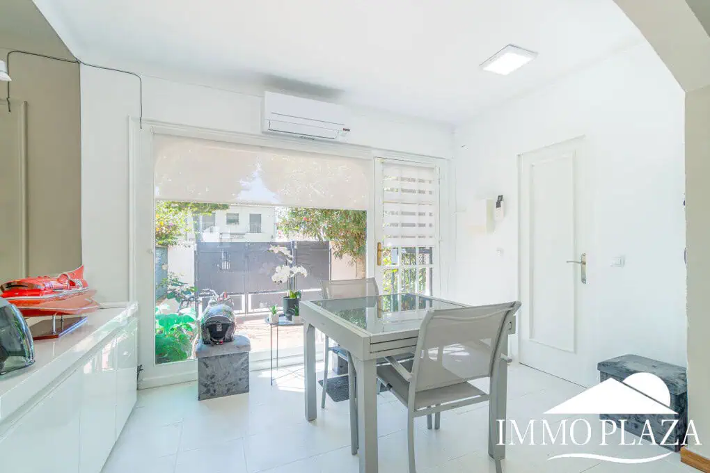 Beautiful, typical Empuriabrava house with a tower and a 5x12m mooring! 3 bedrooms, 2 bathrooms, a guest toilet, several terraces, and a large cellar!