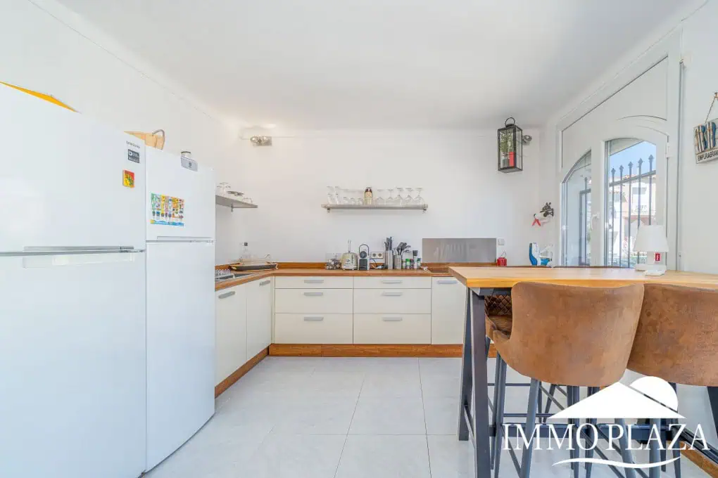 Beautiful, typical Empuriabrava house with a tower and a 5x12m mooring! 3 bedrooms, 2 bathrooms, a guest toilet, several terraces, and a large cellar!