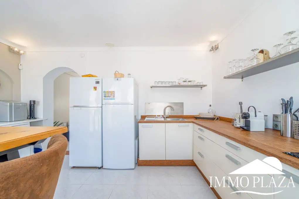 Beautiful, typical Empuriabrava house with a tower and a 5x12m mooring! 3 bedrooms, 2 bathrooms, a guest toilet, several terraces, and a large cellar!