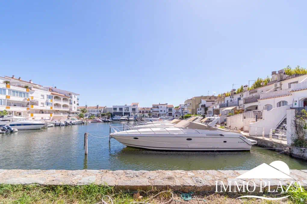 Beautiful, typical Empuriabrava house with a tower and a 5x12m mooring! 3 bedrooms, 2 bathrooms, a guest toilet, several terraces, and a large cellar!