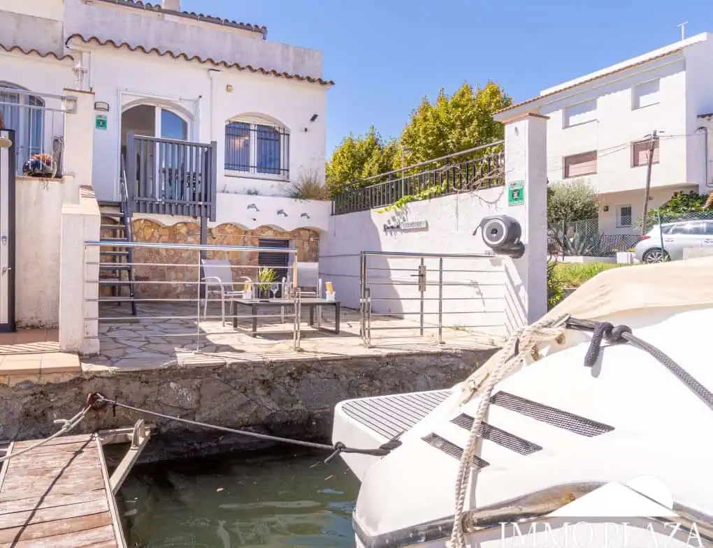 Beautiful, typical Empuriabrava house with a tower and a 5x12m mooring! 3 bedrooms, 2 bathrooms, a guest toilet, several terraces, and a large cellar!