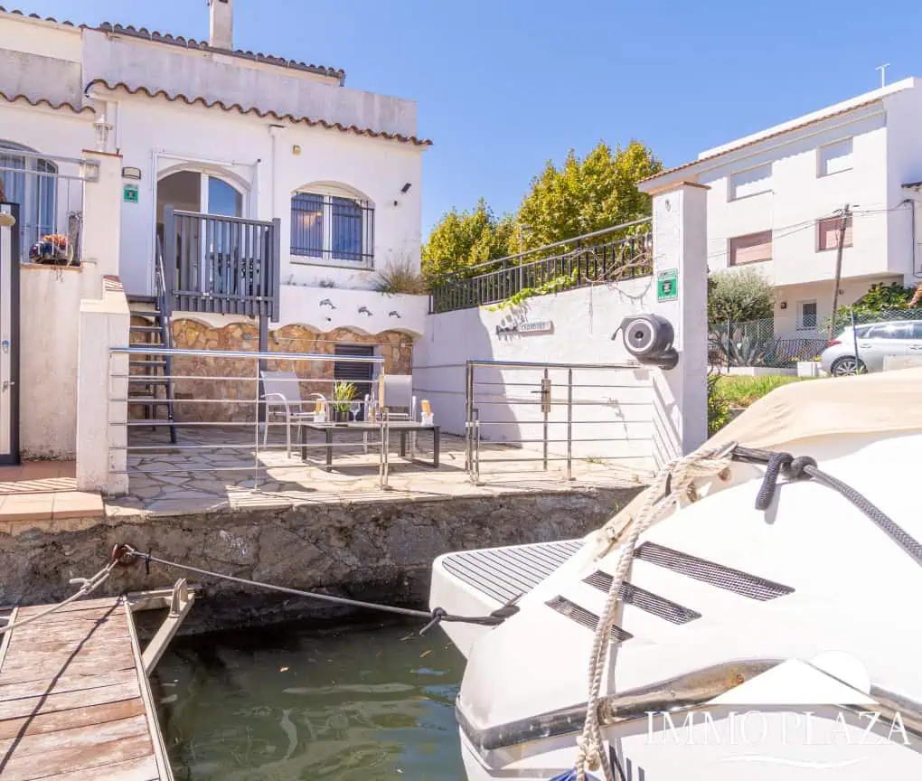 14092025102042_1581_IPH69 Beautiful, typical Empuriabrava house with a tower and a 5x12m mooring! 3 bedrooms, 2 bathrooms, a guest toilet, several terraces, and a large cellar!