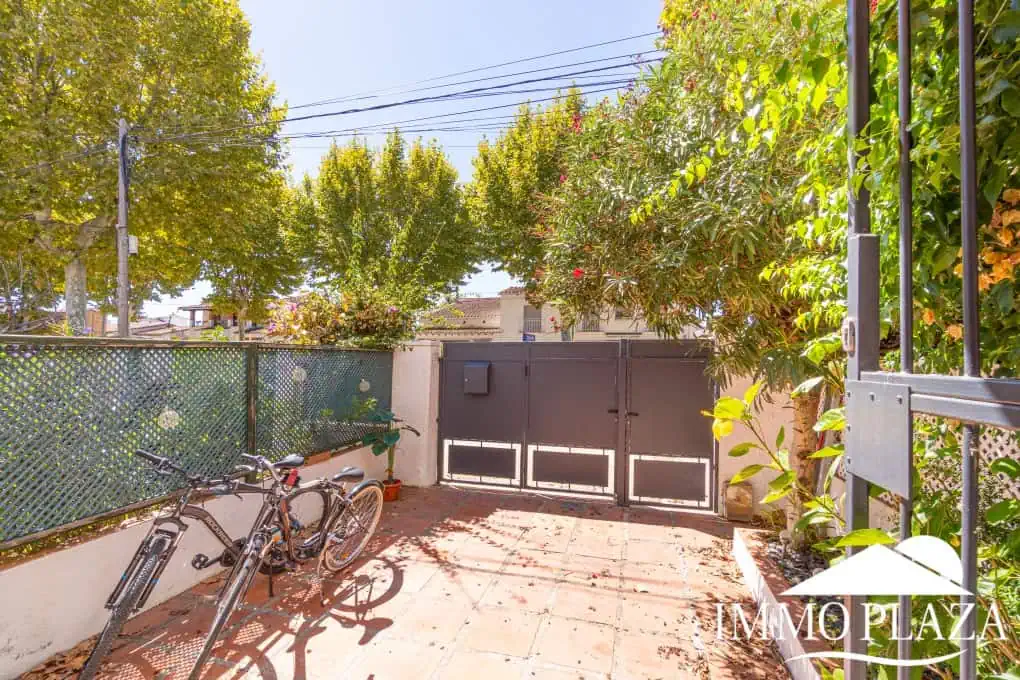 Beautiful, typical Empuriabrava house with a tower and a 5x12m mooring! 3 bedrooms, 2 bathrooms, a guest toilet, several terraces, and a large cellar!