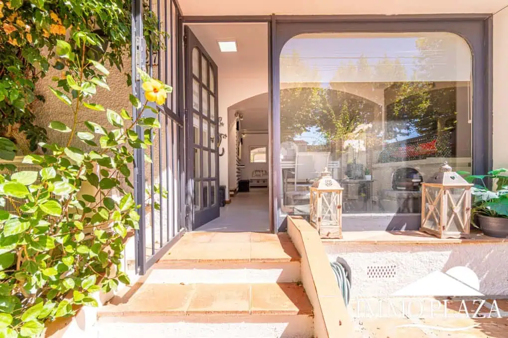 Beautiful, typical Empuriabrava house with a tower and a 5x12m mooring! 3 bedrooms, 2 bathrooms, a guest toilet, several terraces, and a large cellar!