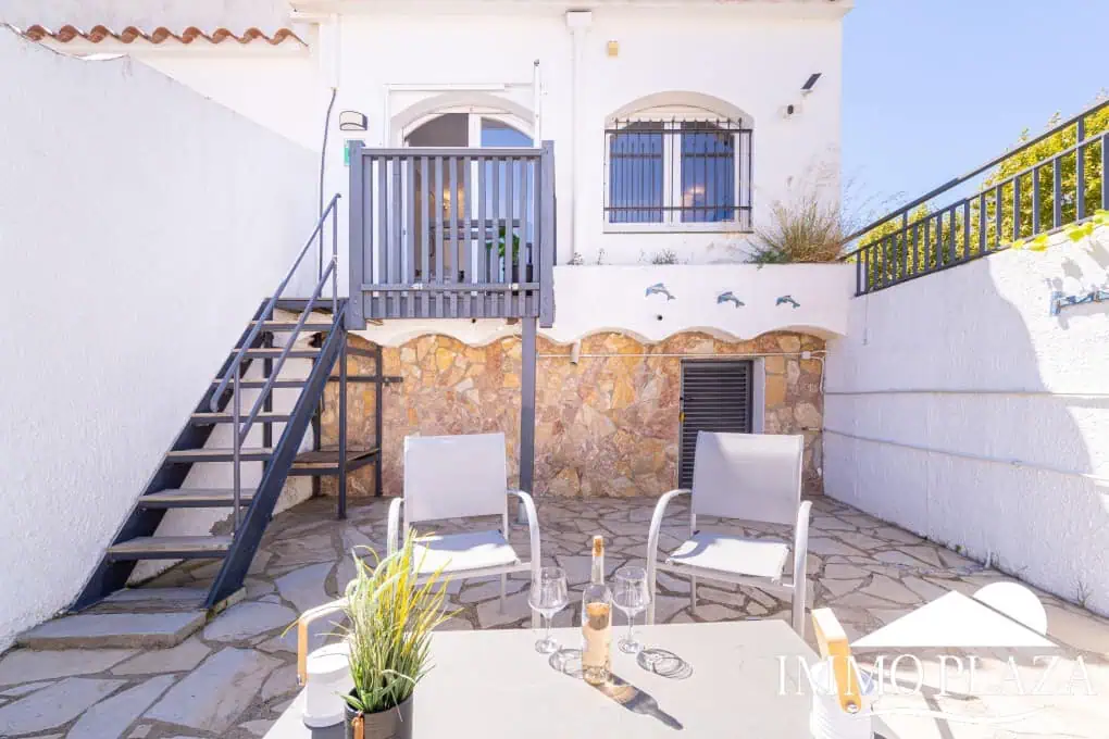 Beautiful, typical Empuriabrava house with a tower and a 5x12m mooring! 3 bedrooms, 2 bathrooms, a guest toilet, several terraces, and a large cellar!