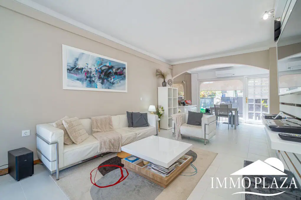 Beautiful, typical Empuriabrava house with a tower and a 5x12m mooring! 3 bedrooms, 2 bathrooms, a guest toilet, several terraces, and a large cellar!