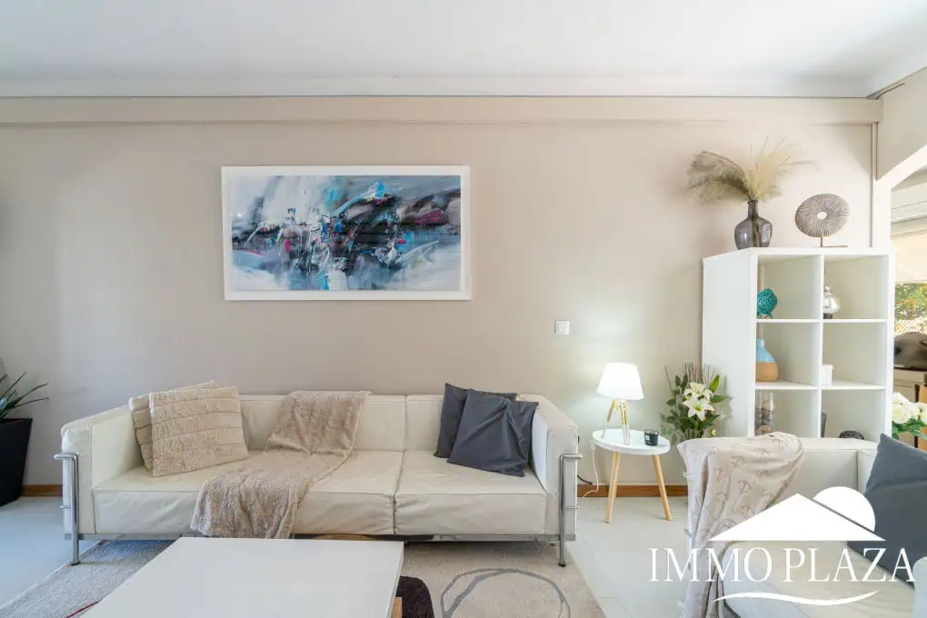 Beautiful, typical Empuriabrava house with a tower and a 5x12m mooring! 3 bedrooms, 2 bathrooms, a guest toilet, several terraces, and a large cellar!