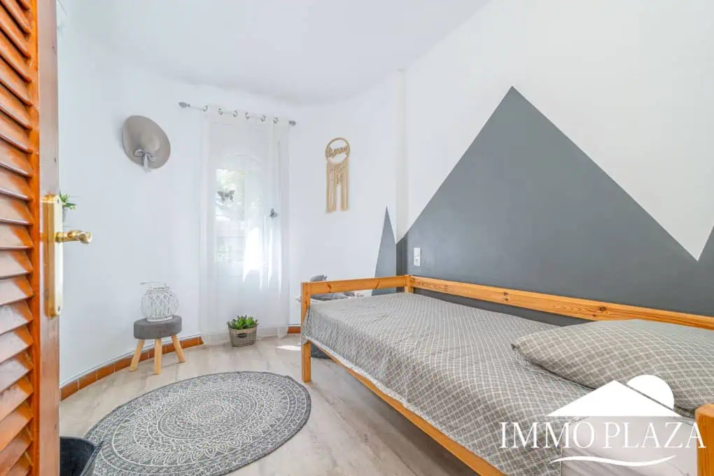 Beautiful, typical Empuriabrava house with a tower and a 5x12m mooring! 3 bedrooms, 2 bathrooms, a guest toilet, several terraces, and a large cellar!