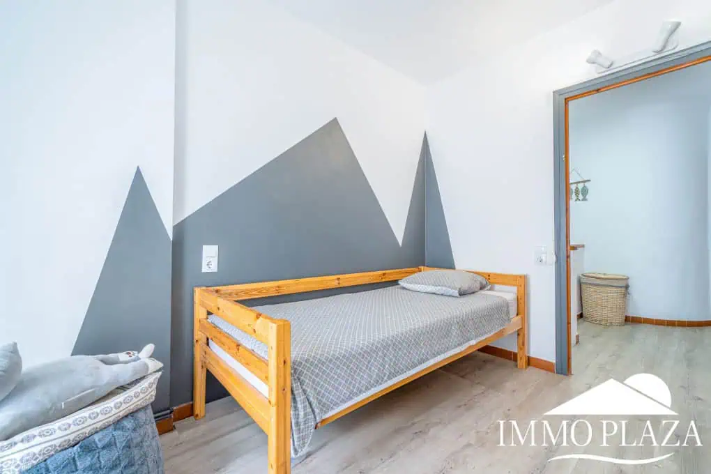 Beautiful, typical Empuriabrava house with a tower and a 5x12m mooring! 3 bedrooms, 2 bathrooms, a guest toilet, several terraces, and a large cellar!