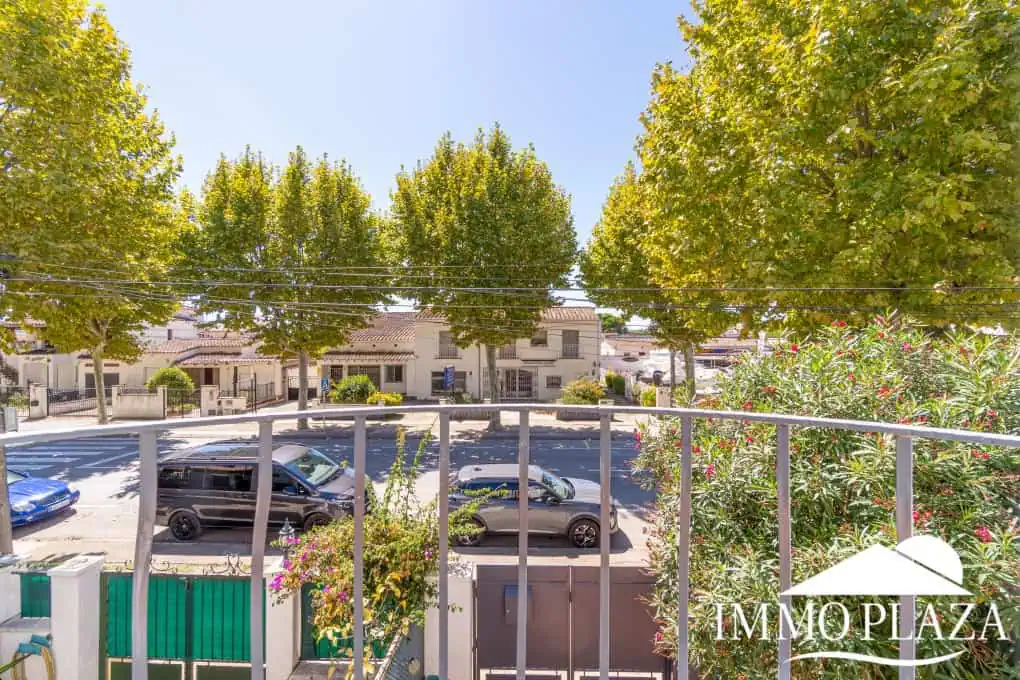 Beautiful, typical Empuriabrava house with a tower and a 5x12m mooring! 3 bedrooms, 2 bathrooms, a guest toilet, several terraces, and a large cellar!