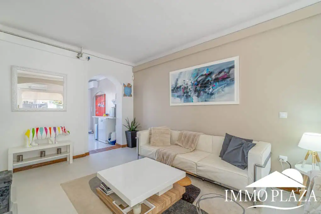 Beautiful, typical Empuriabrava house with a tower and a 5x12m mooring! 3 bedrooms, 2 bathrooms, a guest toilet, several terraces, and a large cellar!