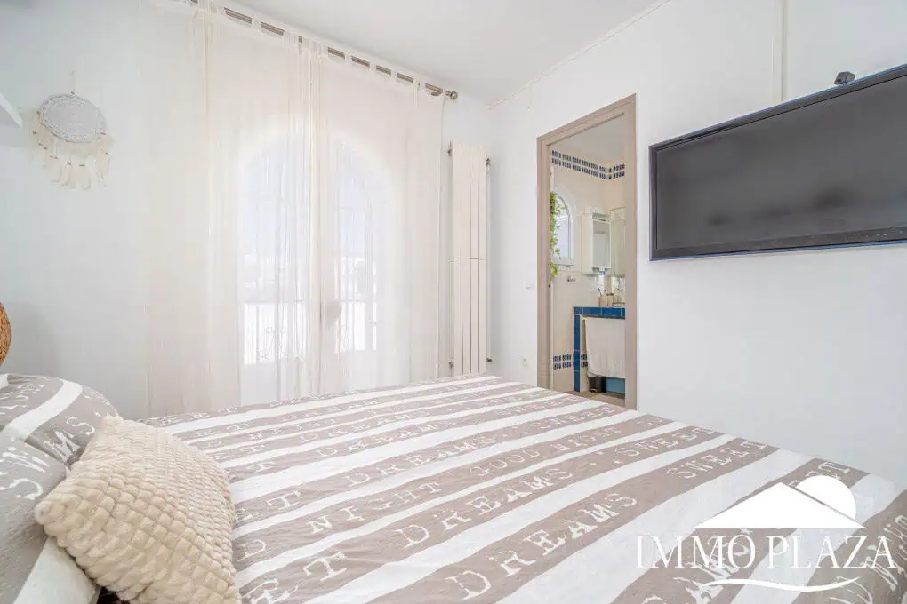 Beautiful, typical Empuriabrava house with a tower and a 5x12m mooring! 3 bedrooms, 2 bathrooms, a guest toilet, several terraces, and a large cellar!