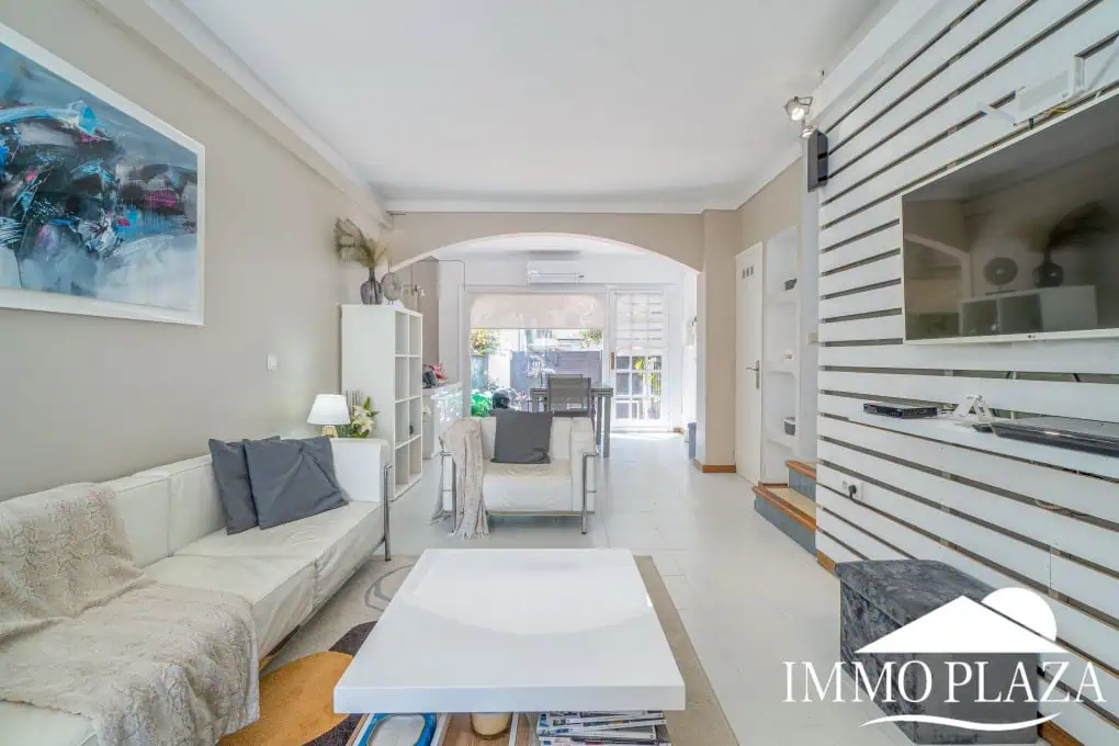 Beautiful, typical Empuriabrava house with a tower and a 5x12m mooring! 3 bedrooms, 2 bathrooms, a guest toilet, several terraces, and a large cellar!