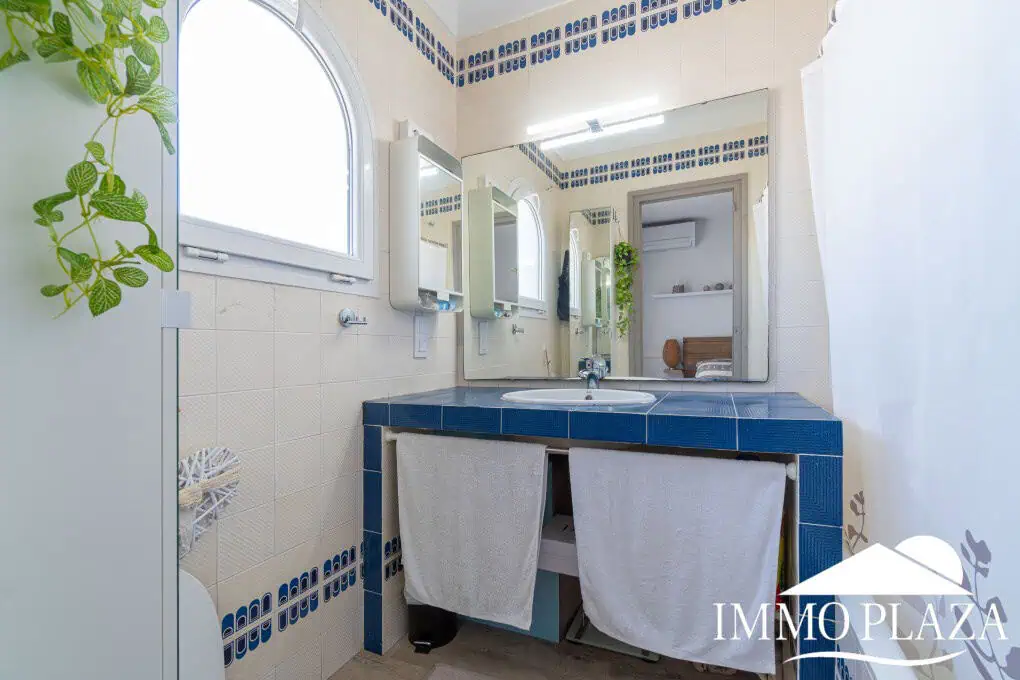 Beautiful, typical Empuriabrava house with a tower and a 5x12m mooring! 3 bedrooms, 2 bathrooms, a guest toilet, several terraces, and a large cellar!