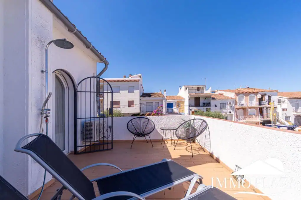 Beautiful, typical Empuriabrava house with a tower and a 5x12m mooring! 3 bedrooms, 2 bathrooms, a guest toilet, several terraces, and a large cellar!