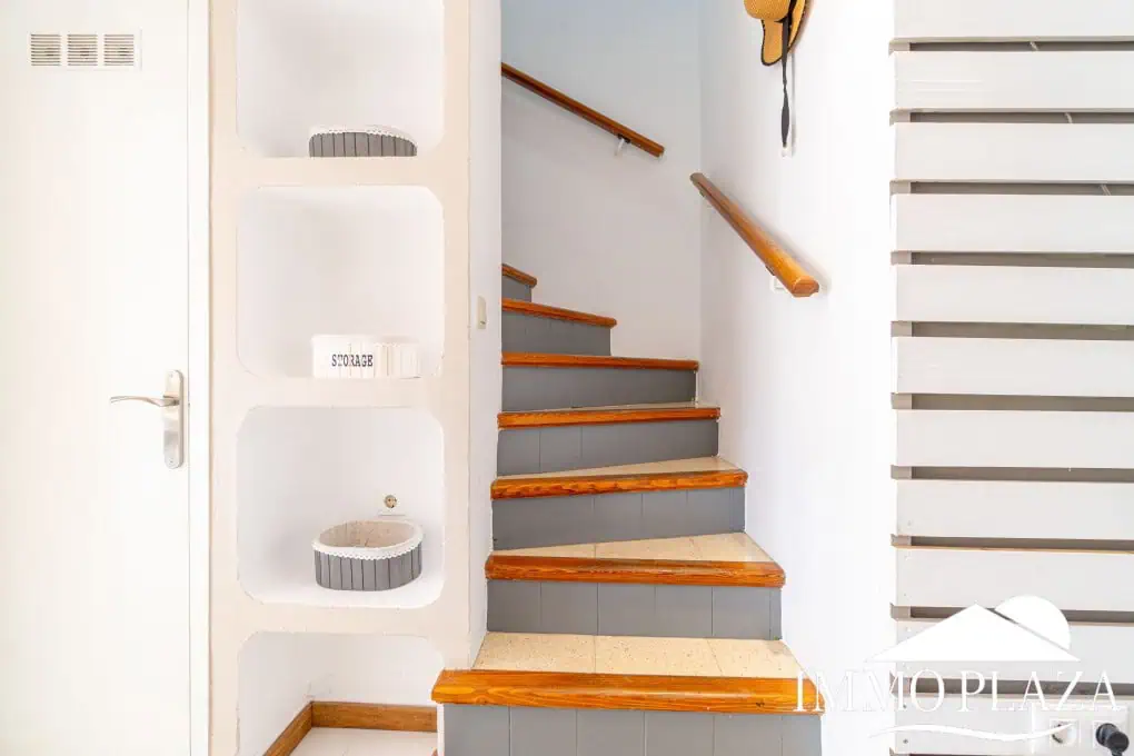 Beautiful, typical Empuriabrava house with a tower and a 5x12m mooring! 3 bedrooms, 2 bathrooms, a guest toilet, several terraces, and a large cellar!